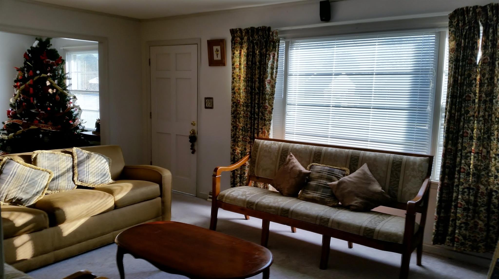 910 Rackley Drive Pulaski, TN 38478 - Photo 5 of 11 Nice spacious formal living room...great for entertaining