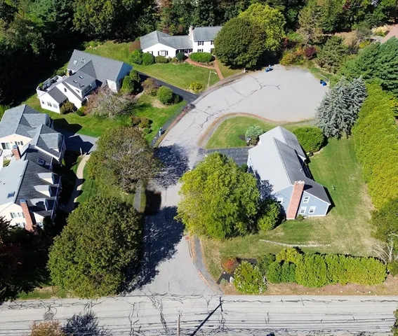 a view of a backyard