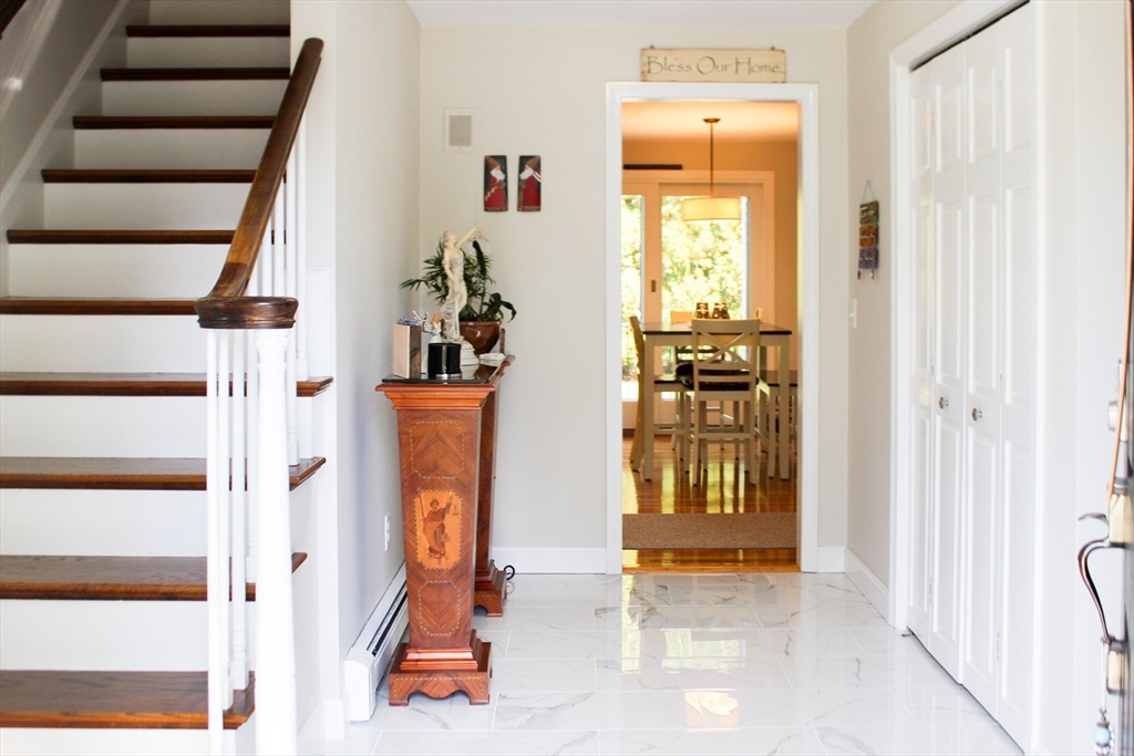 2 Applewood Circle Shrewsbury, MA 01545 - Photo 4 of 40 an entryway with a mirror