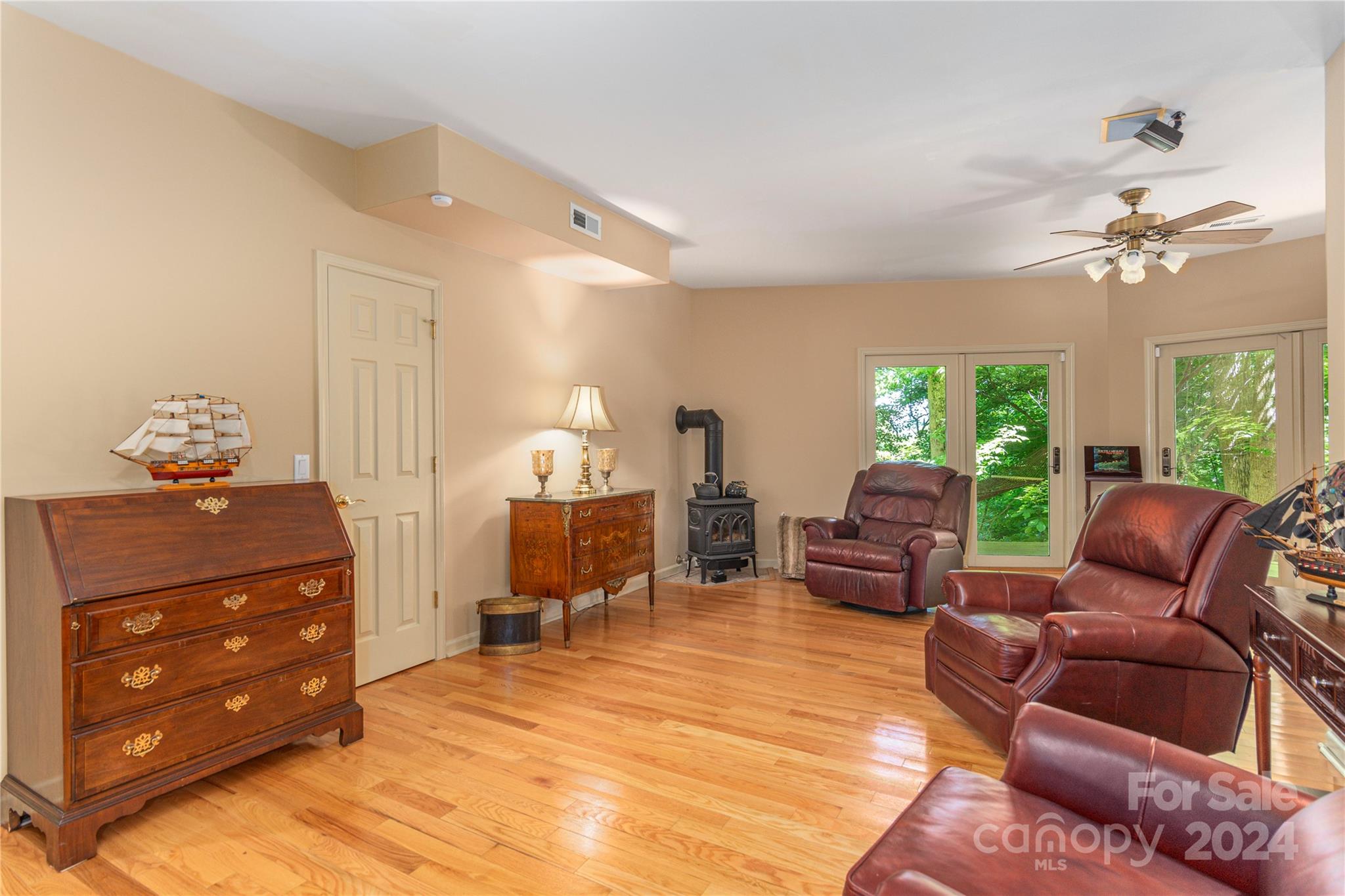 3191 Pigeon Road Waynesville, NC 28786 - Photo 22 of 33 a living room with furniture