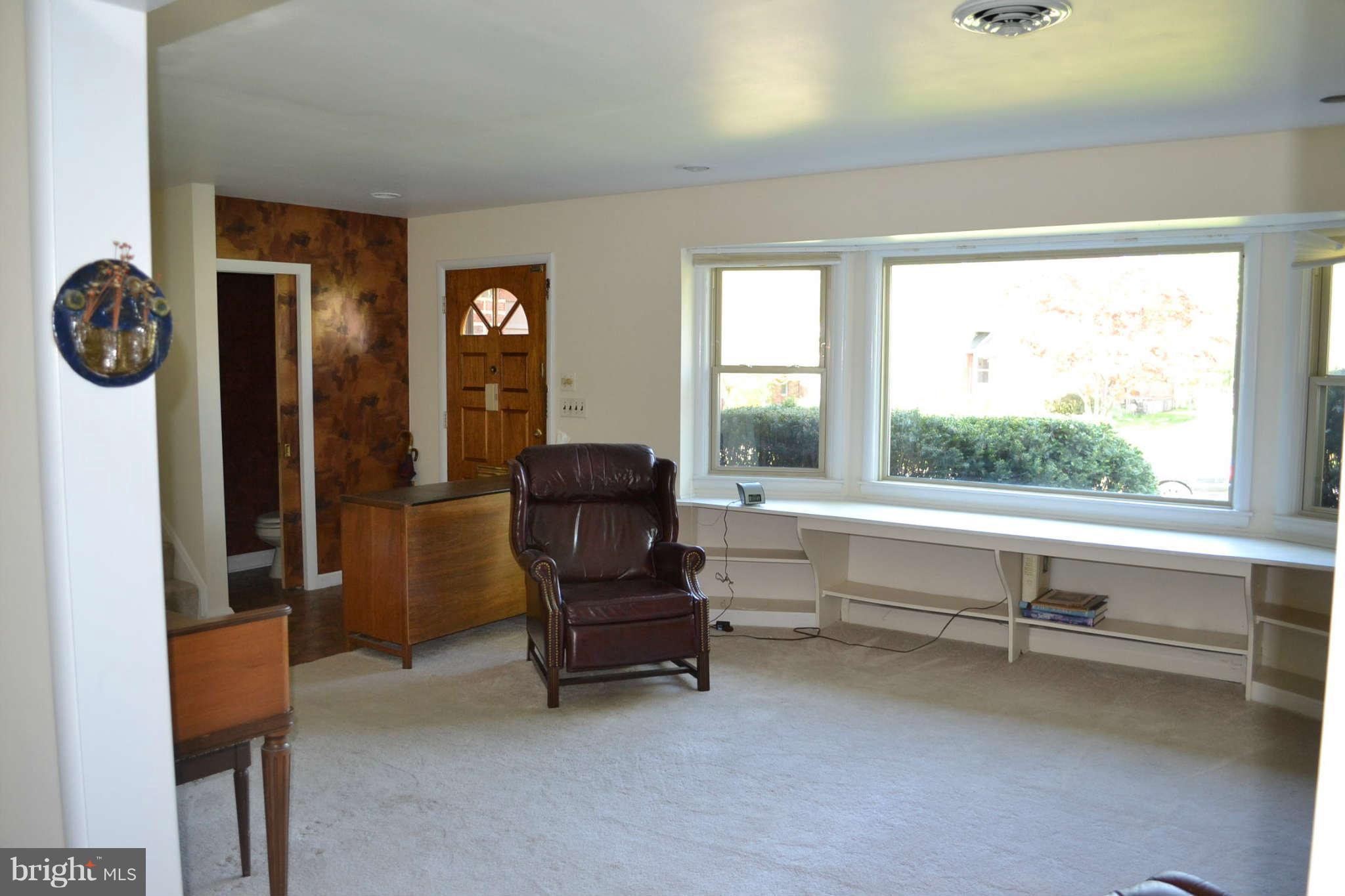 6617 Chelwood Road Baltimore, MD 21209 - Photo 5 of 25 Living room