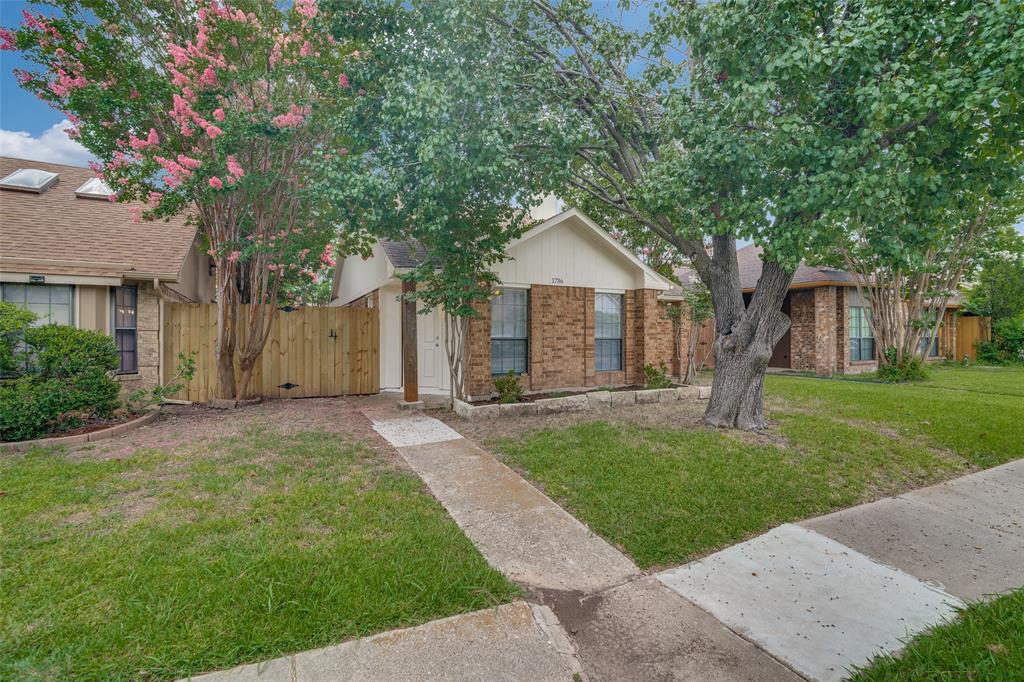 a view of a yard in front of house