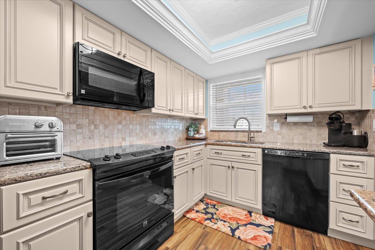 1205 Sandy Lane, Unit 145 Singer Island, FL 33404 - Photo 5 of 30 04-LUX_8299