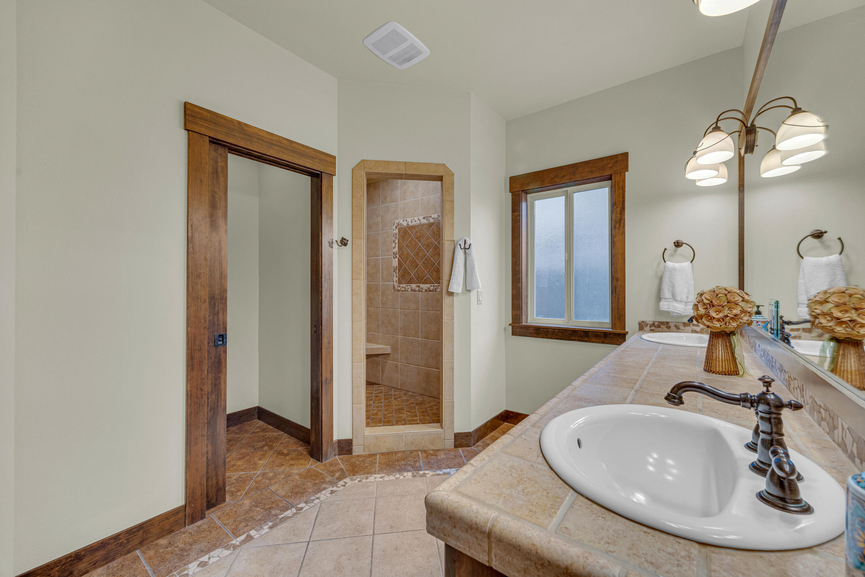 61429 Linton Loop Bend, OR 97702 - Photo 18 of 43 Main Level Primary Bath