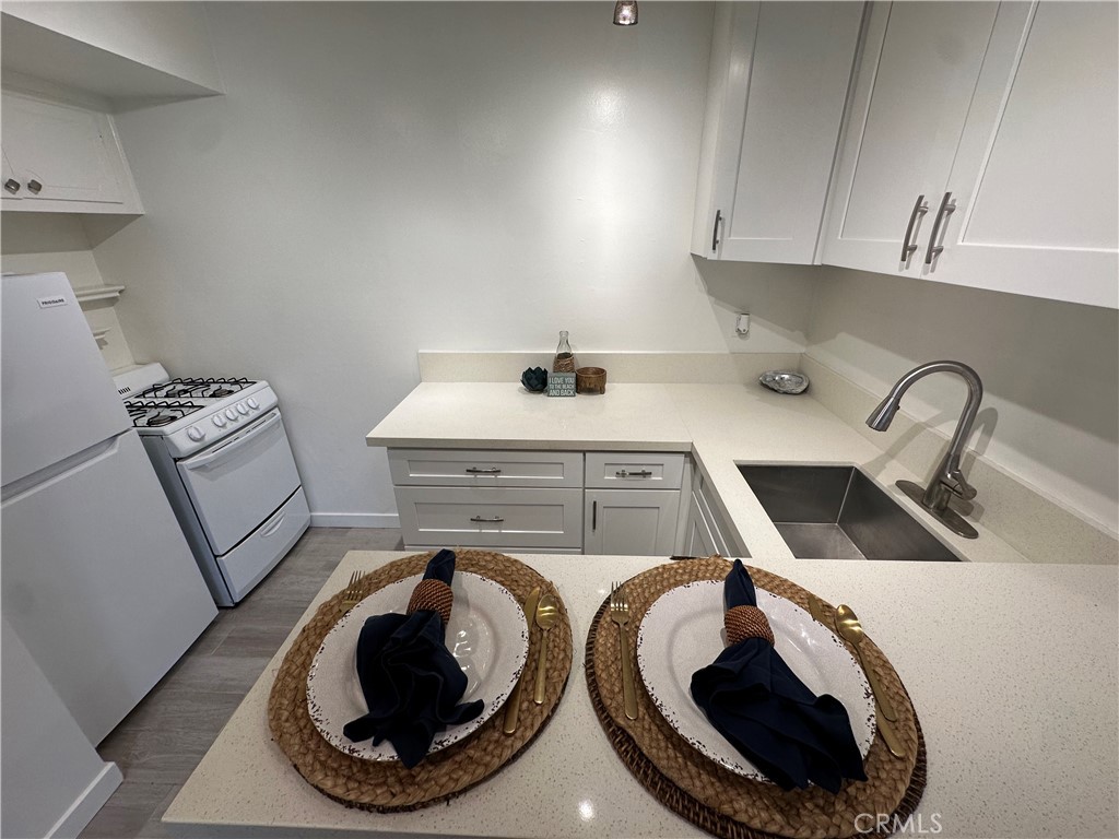 733 Manhattan Beach Boulevard, Unit B Manhattan Beach, CA 90266 - Photo 2 of 11 a utility room with dryer and washer