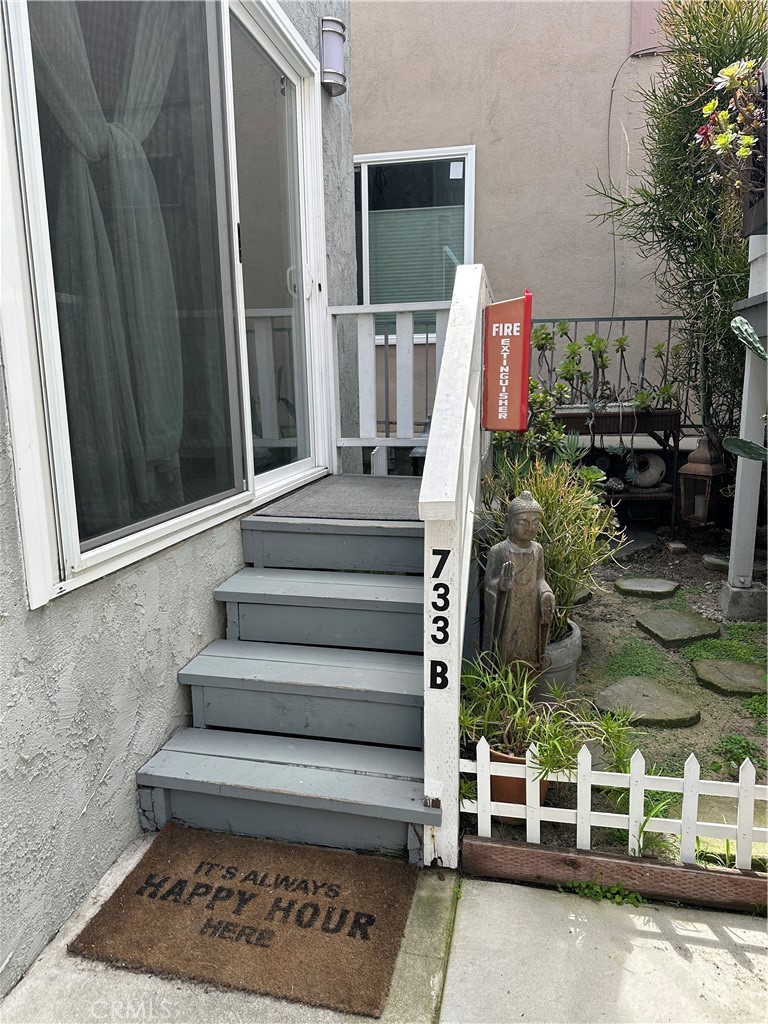733 Manhattan Beach Boulevard, Unit B Manhattan Beach, CA 90266 - Photo 4 of 11 a view of entryway with a front door