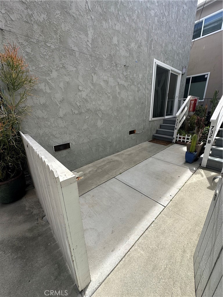 733 Manhattan Beach Boulevard, Unit B Manhattan Beach, CA 90266 - Photo 5 of 11 a view of outdoor space and deck
