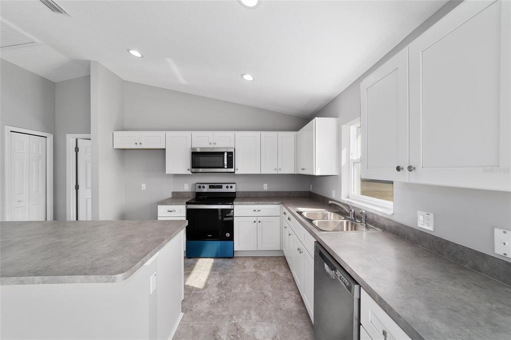 1698 Northeast 161st Street Citra, FL 32113 - Photo 7 of 12