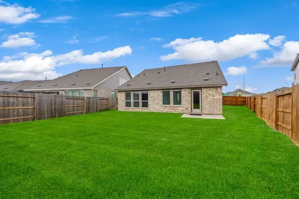 a view of a house with backyard and porch
