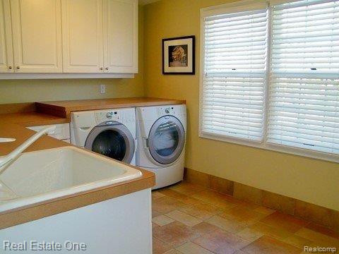 355 Glengarry Road Bloomfield Hills, MI 48301 - Photo 18 of 23 2nd Floor Laundry