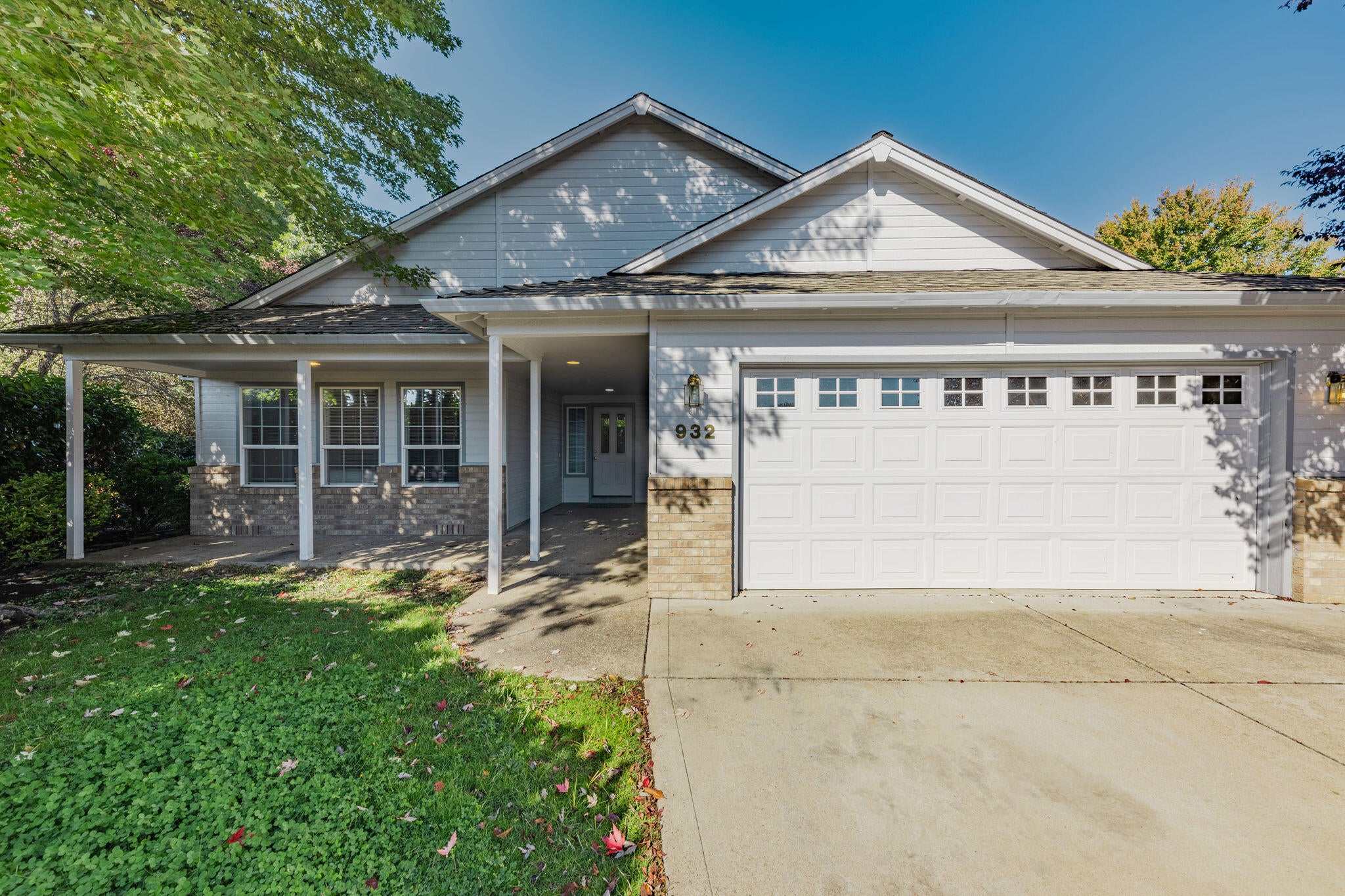 932 Rimrock Circle Medford, OR 97504 - Photo 2 of 43 Cute porch and nice, covered entry.