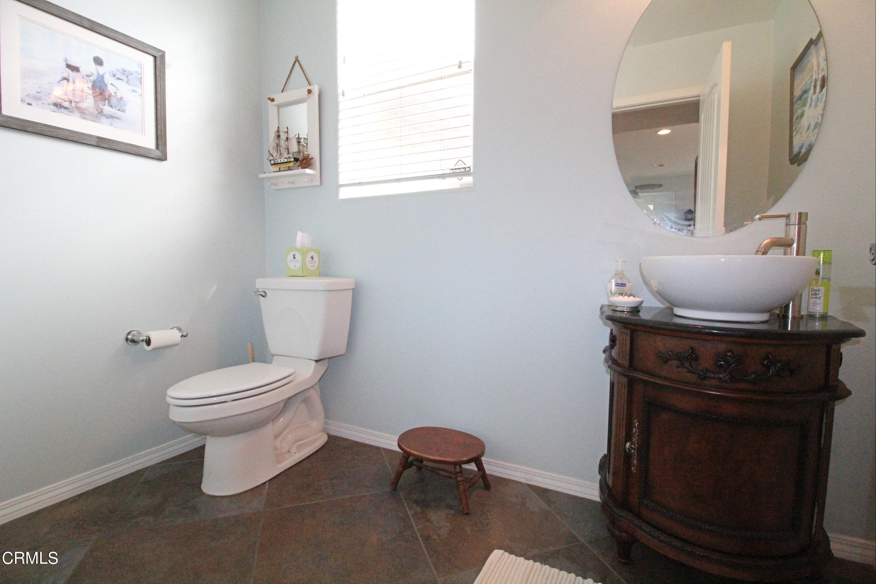 1428 Windshore Way Oxnard, CA 93035 - Photo 17 of 29 a bathroom with a toilet a sink and mirror