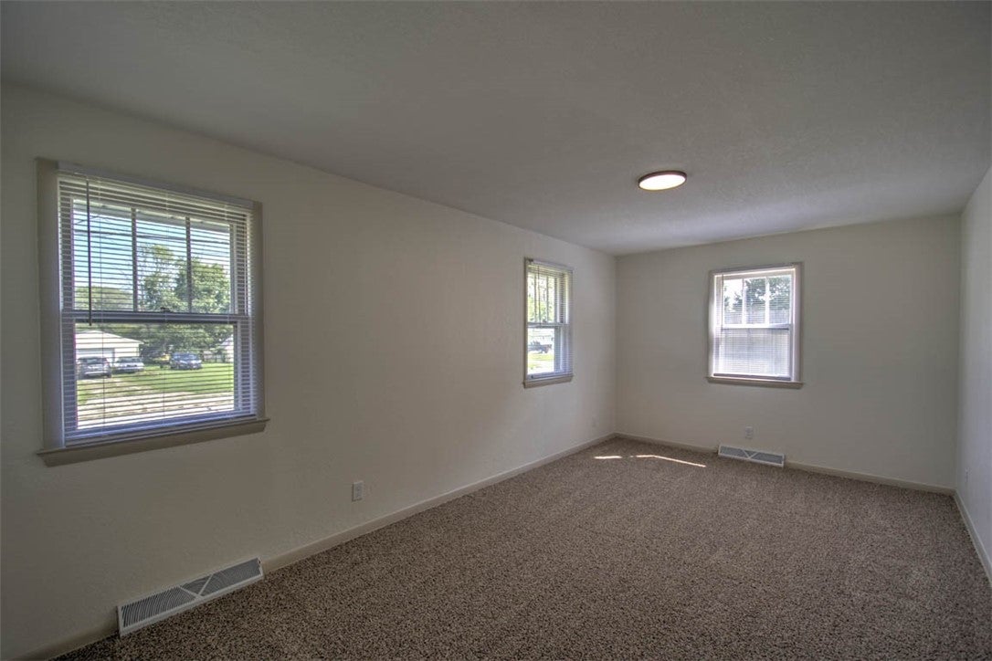 1715 West Ravina Park Road Decatur, IL 62526 - Photo 11 of 22 Gallery Image 11