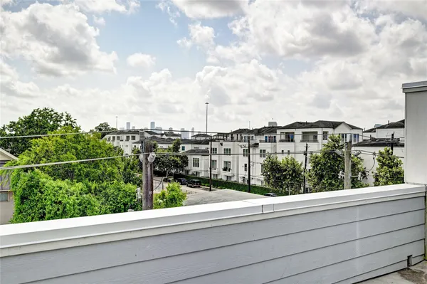 a view of a back yard of the building