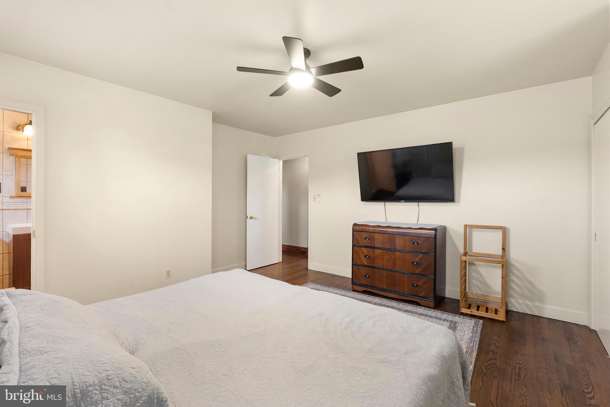 6605 Mt Vista Road Kingsville, MD 21087 - Photo 24 of 54 a bedroom with furniture and flat screen tv