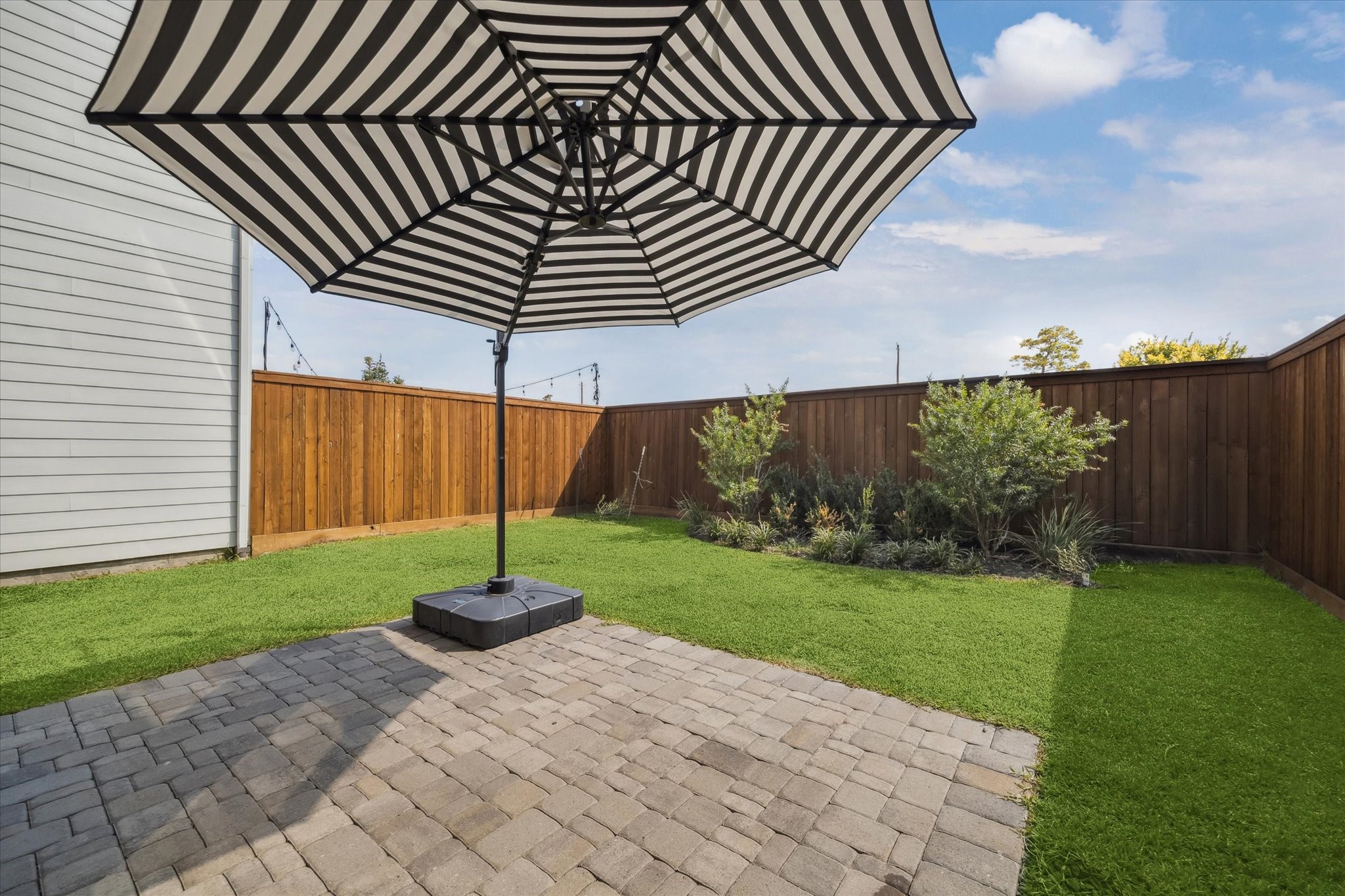 10961 Hewitt Cliff Lane Houston, TX 77043 - Photo 21 of 26 a backyard of a house with table and chairs