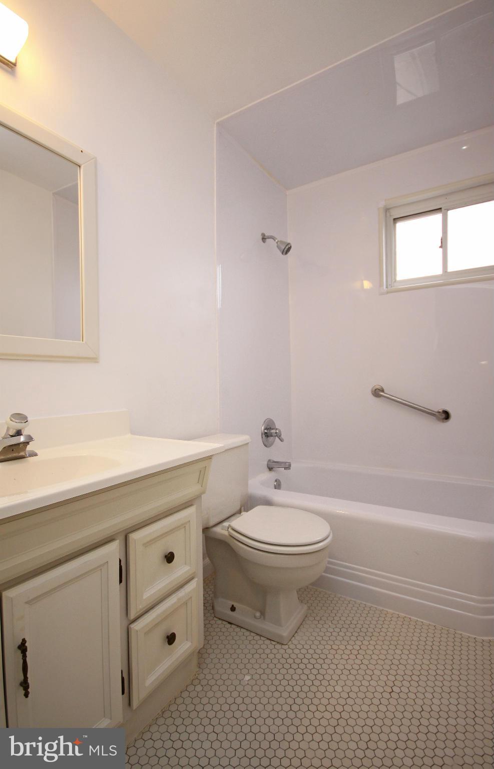 1931 Church Road Baltimore, MD 21222 - Photo 6 of 17 Bath