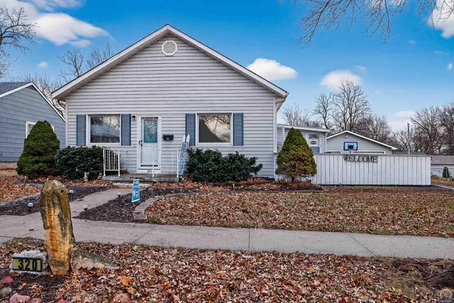 $179,900 | 320 North Topeka Avenue, Holton, KS 66436