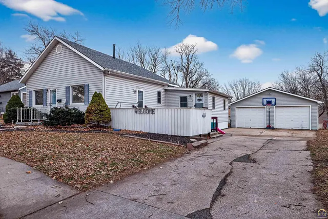 $179,900 | 320 North Topeka Avenue, Holton, KS 66436
