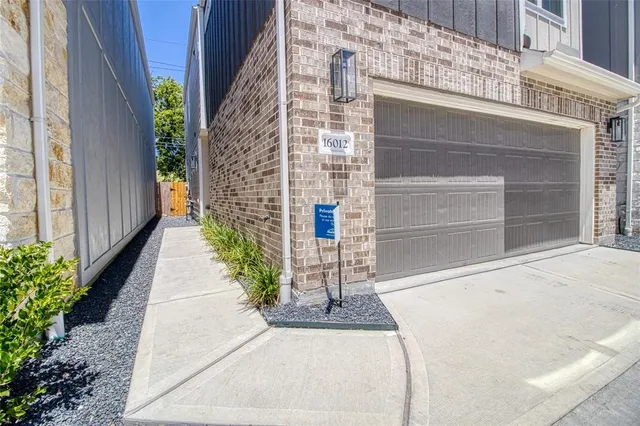 $2,400 | 16012 Oregon Oak Drive, Houston, TX 77084