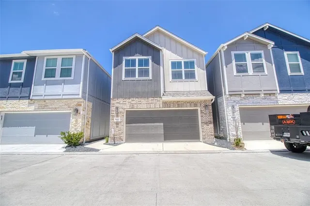 $2,400 | 16012 Oregon Oak Drive, Houston, TX 77084