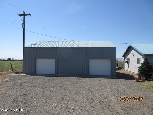 270 Evans Road Wapato, WA 98951 - Photo 2 of 42 a view of a room with a yard