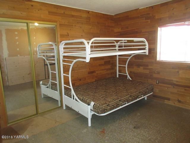 270 Evans Road Wapato, WA 98951 - Photo 13 of 42 a room with a table and white walls