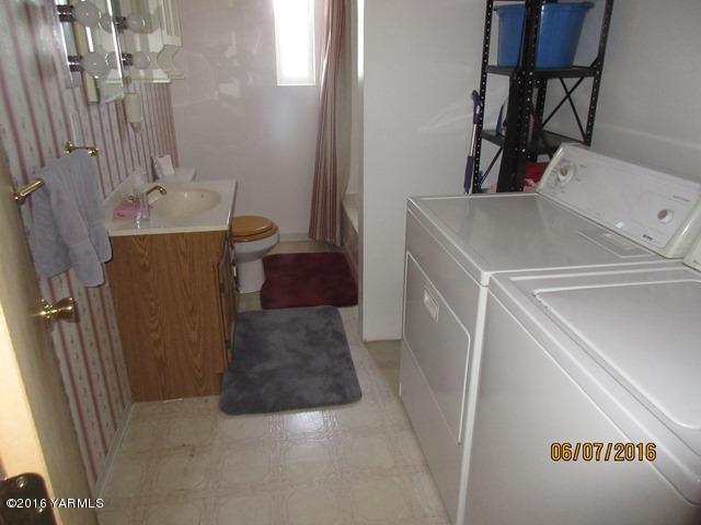270 Evans Road Wapato, WA 98951 - Photo 14 of 42 a utility room with dryer and washer