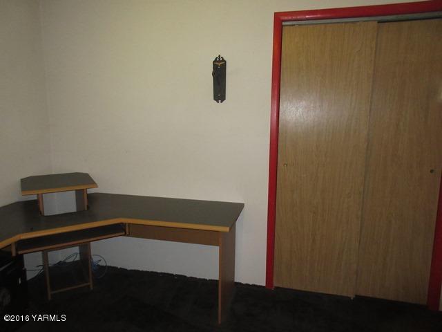 270 Evans Road Wapato, WA 98951 - Photo 16 of 42 a view of cupboard