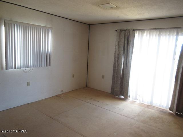 270 Evans Road Wapato, WA 98951 - Photo 17 of 42 an empty room with windows