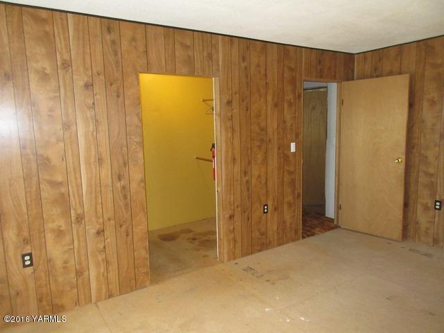 270 Evans Road Wapato, WA 98951 - Photo 18 of 42 a view of a bathroom with shower and a bathroom