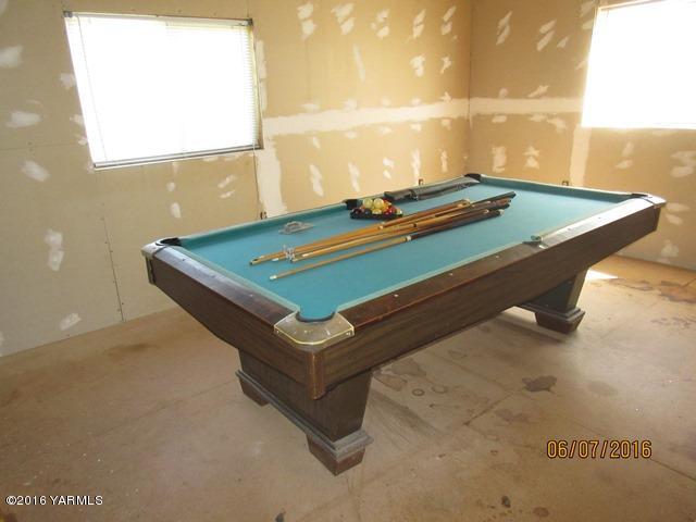 270 Evans Road Wapato, WA 98951 - Photo 19 of 42 a view of a room with pool table