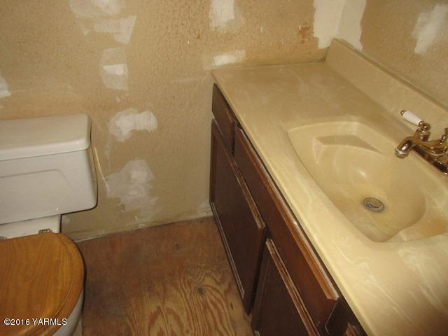 270 Evans Road Wapato, WA 98951 - Photo 20 of 42 a bathroom with a sink