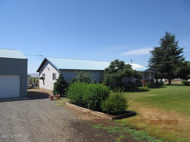 270 Evans Road Wapato, WA 98951 - Photo 3 of 42 a front view of a house with a yard and garage