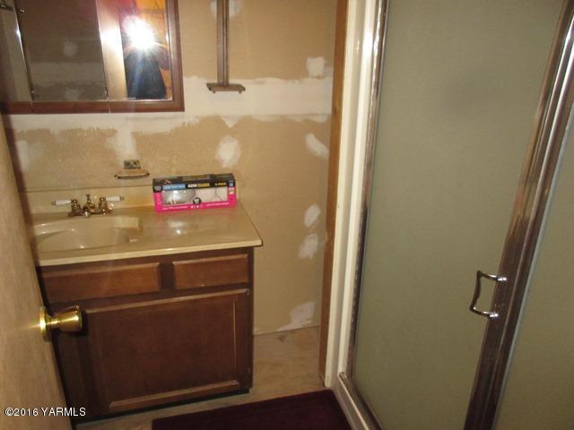 270 Evans Road Wapato, WA 98951 - Photo 21 of 42 a utility room with dryer and washer