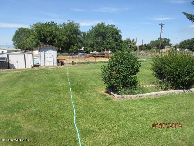 270 Evans Road Wapato, WA 98951 - Photo 22 of 42 a view of a backyard