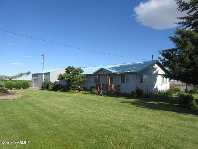 270 Evans Road Wapato, WA 98951 - Photo 23 of 42 a view of a house with a big yard