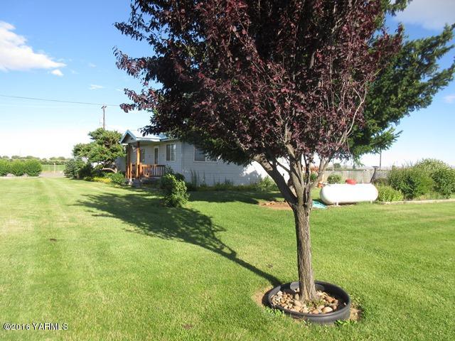 270 Evans Road Wapato, WA 98951 - Photo 24 of 42 a view of a garden with a tree