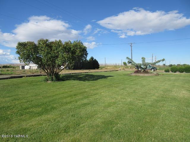 270 Evans Road Wapato, WA 98951 - Photo 25 of 42 a view of grass and trees