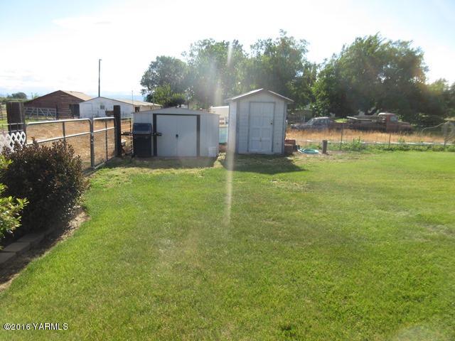270 Evans Road Wapato, WA 98951 - Photo 30 of 42 a view of a backyard