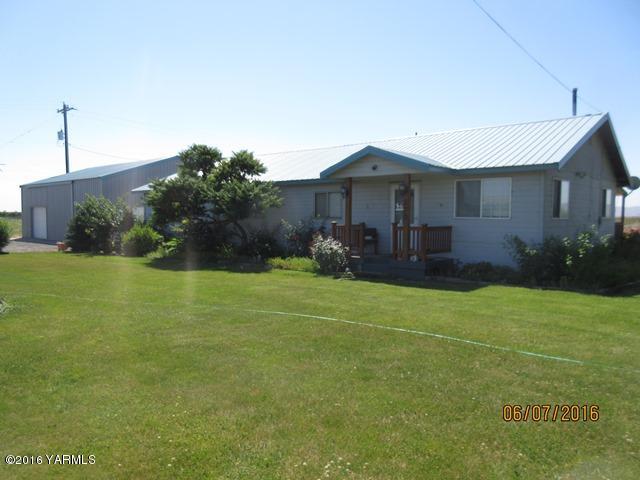270 Evans Road Wapato, WA 98951 - Photo 4 of 42 a front view of a house with garden