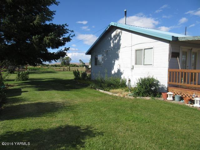 270 Evans Road Wapato, WA 98951 - Photo 31 of 42 a front view of a house with a garden