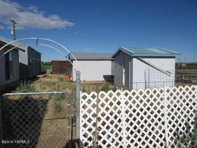 270 Evans Road Wapato, WA 98951 - Photo 35 of 42 a view of a house with wooden fence