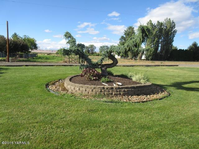 270 Evans Road Wapato, WA 98951 - Photo 36 of 42 a view of a golf course