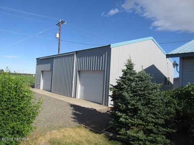 270 Evans Road Wapato, WA 98951 - Photo 37 of 42 a view of a house with a street
