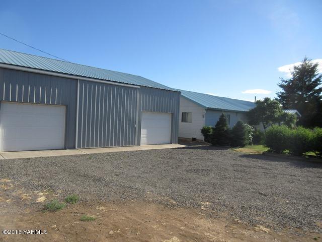 270 Evans Road Wapato, WA 98951 - Photo 40 of 42 a view of a house with a yard
