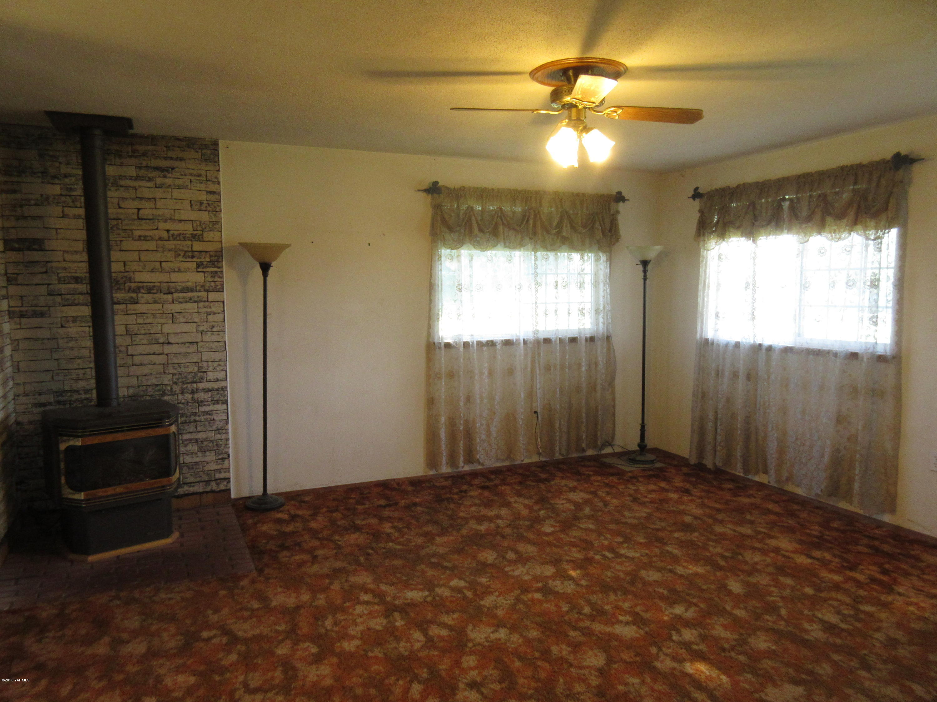 270 Evans Road Wapato, WA 98951 - Photo 6 of 42 a view of an empty room with a window
