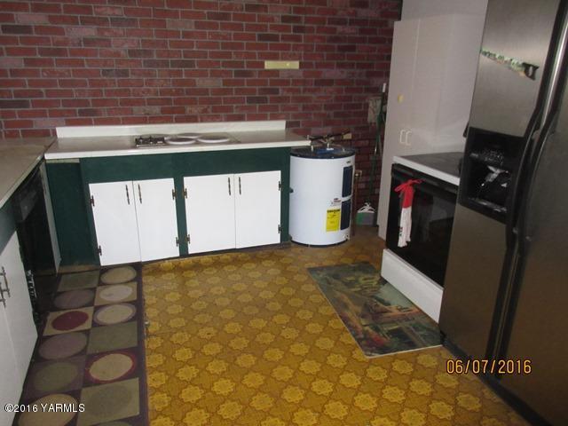 270 Evans Road Wapato, WA 98951 - Photo 10 of 42 a view of water heater room