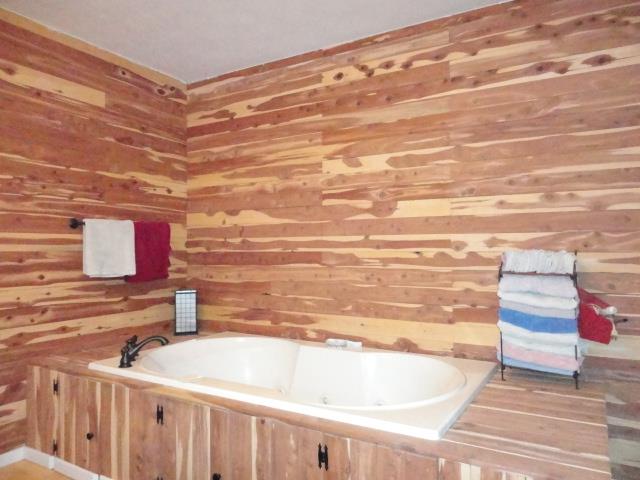 962 Espy Road Manchester, TN 37355 - Photo 16 of 19 The whirlpool tub in the master bath
