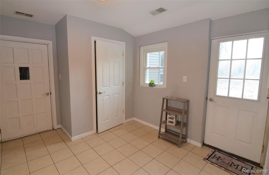 5330 Hillcrest Road Clarkston, MI 48346 - Photo 13 of 18